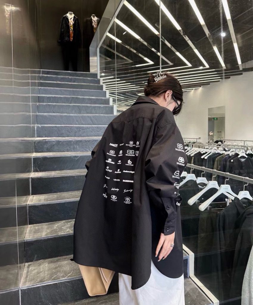 BALENCIAGA バレンシアガ ロゴシャツ ブラック/ホワイト|仕事帰りに使いやすいファッションアイテムを写真で確認