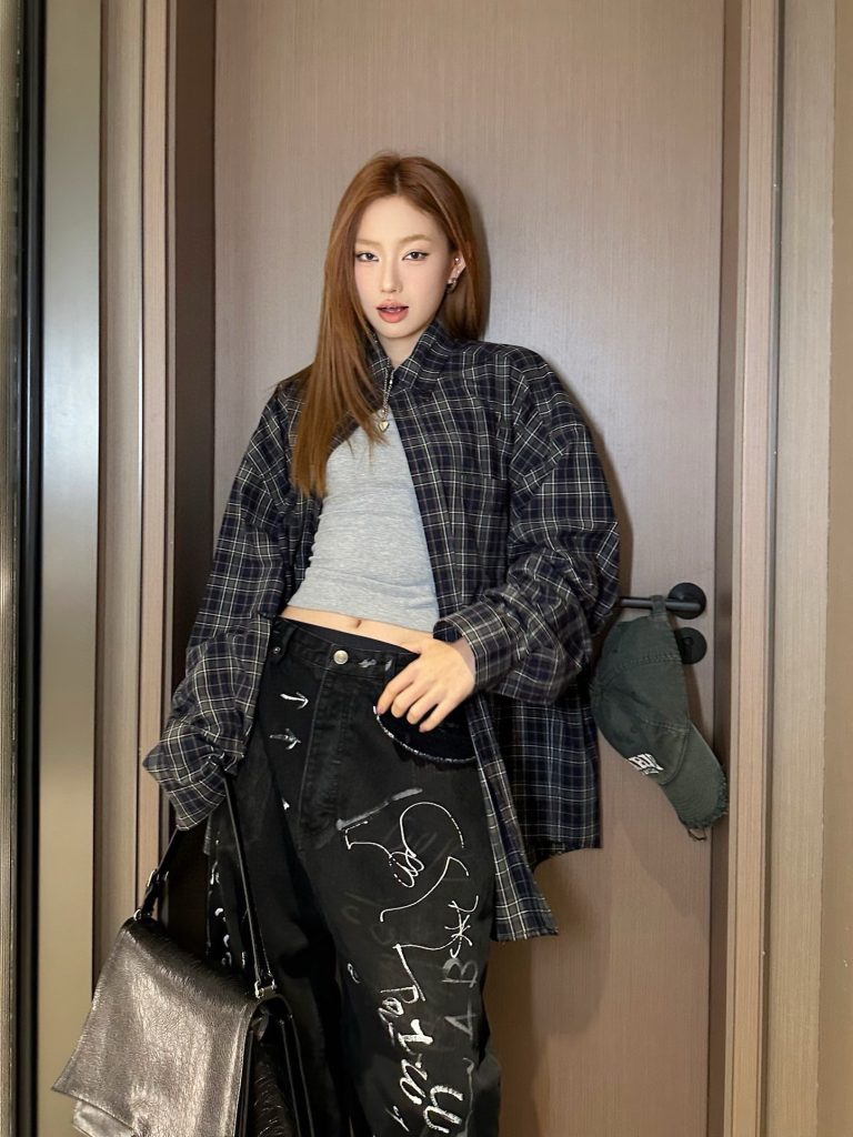 家族との外出の写真で見たいBALENCIAGAの服の細部