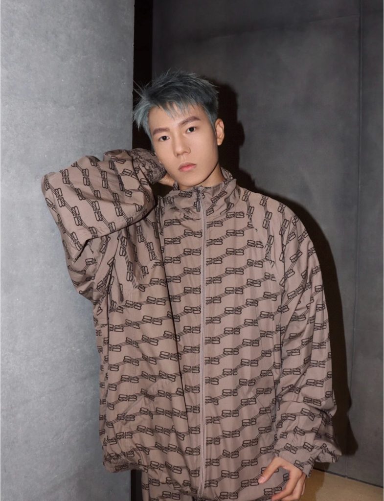 BALENCIAGA バレンシアガ ロゴパーカー 軽量 通勤 ロゴ ファッション グレー 全…|旅行に使いやすいファッションアイテムを写真…