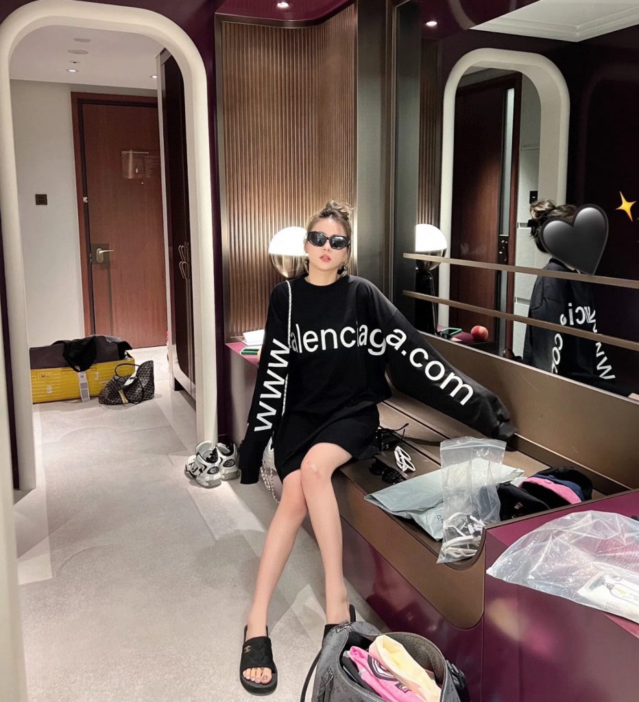 コートの日に持つなら持ち手も見たいBALENCIAGAのコート