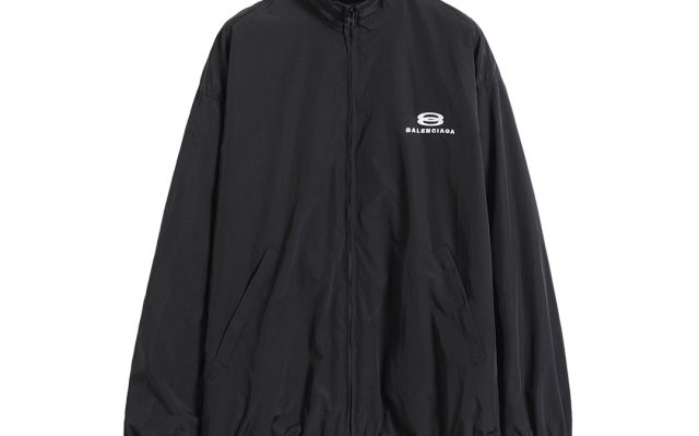 ブラックが映えるシャツは日常で使いやすいか