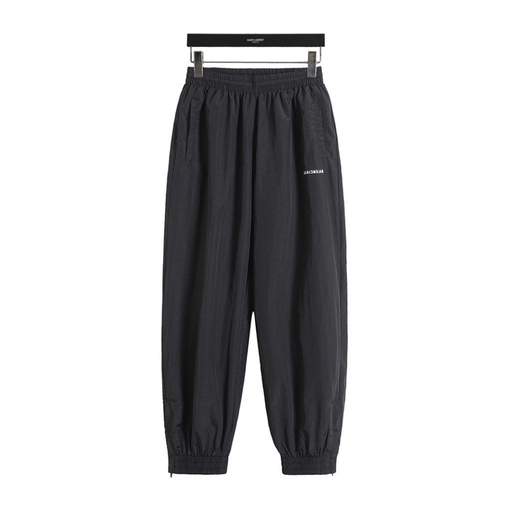 BALENCIAGA バレンシアガ ロゴパンツ ブラック｜仕事帰りに使いやすいファッションアイテムを写真で確認