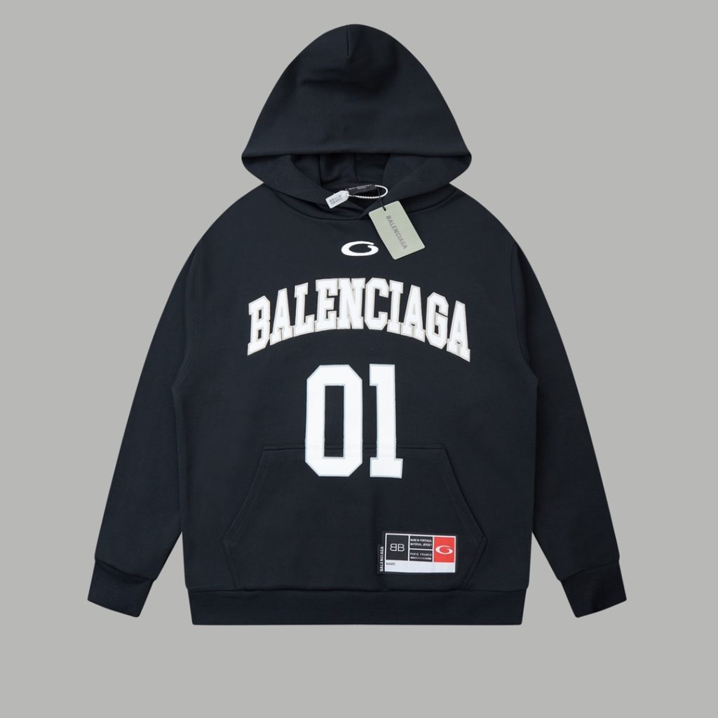BALENCIAGAのブランド小物を選ぶ前にロゴの見え方を一度見る