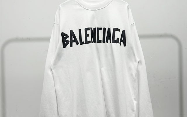 ブラックが映えるTシャツは日常で使いやすいか