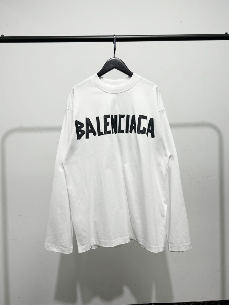 職場で手が伸びるBALENCIAGAのコートの条件