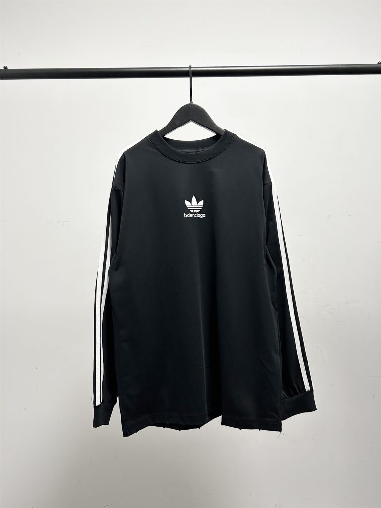 職場の予定に合うBALENCIAGAのシャツ、決め手は色の沈み方