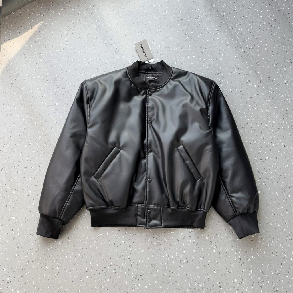 BALENCIAGA バレンシアガ バンズ レザージャケット 撥水 ブラック ファッション|旅行の日に写真で選び方を確認