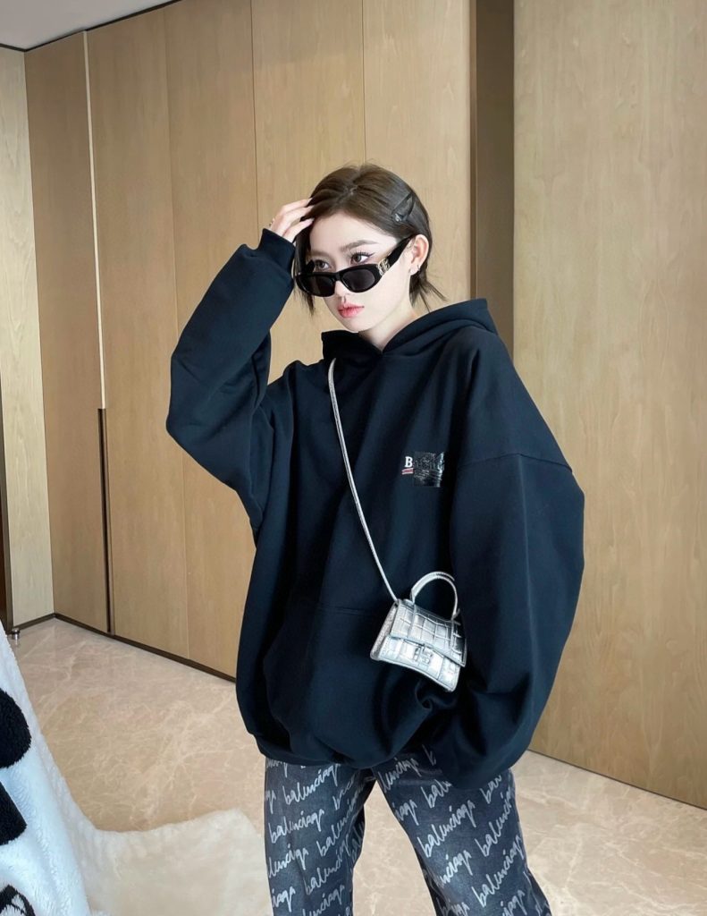 通勤や週末に映えるBALENCIAGAのブラックロゴパーカーをチェック