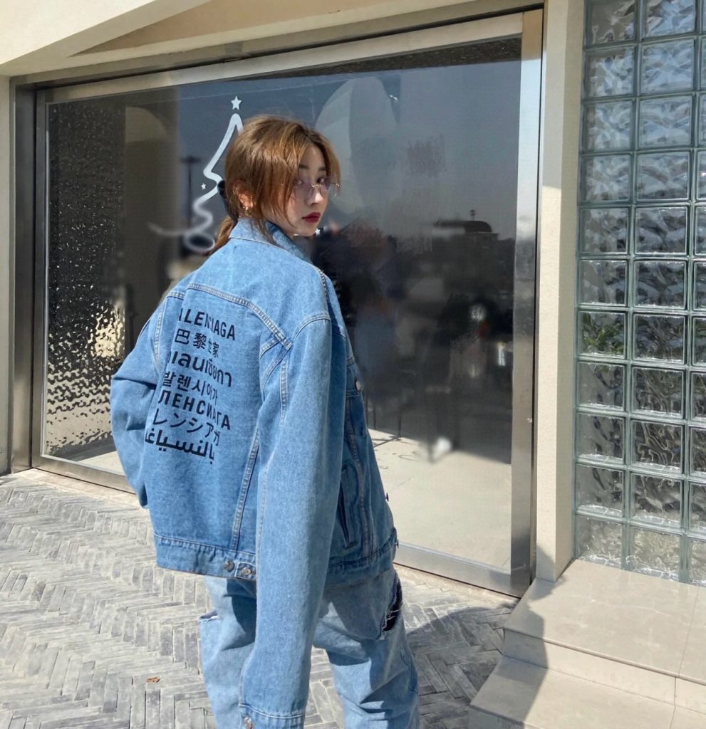 BALENCIAGA バレンシアガ デニムジャケット 七国言語水洗 牛仔ブルー｜カフェに使いやすいファッションアイテムを写真で確認