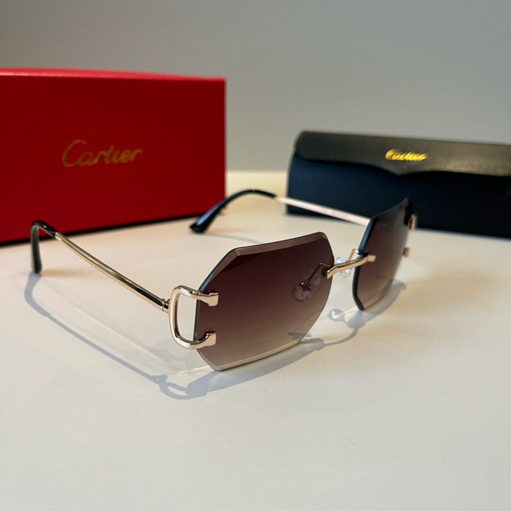 軽さと色味で選ぶCartierのフレームレスサングラス｜休日の外出に