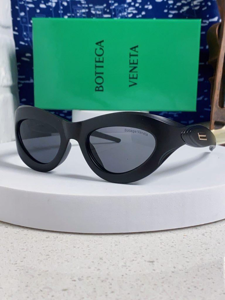 BOTTEGA VENETA ボッテガヴェネタ サングラス フラットシェイプ メンズ レディ…｜旅行に使いやすいファッションアイテムを写真…