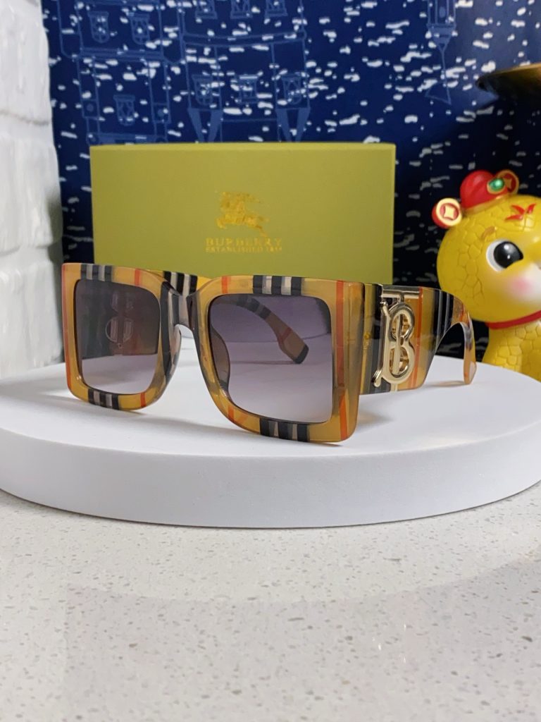 BURBERRY バーバリー サングラス ビッグフェイス メガネ フレーム ブランド小物｜旅行の日に選ぶ前の確認ポイント