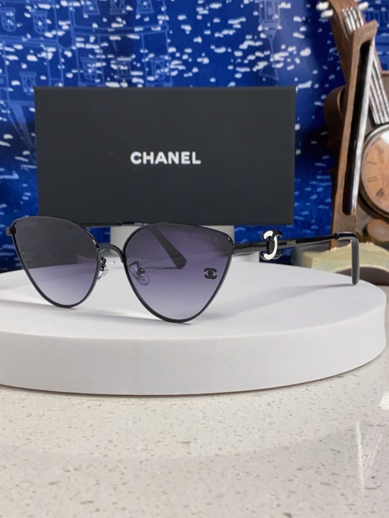 休日の食事会に合わせたい、CHANELブラックサングラスのサイズ感と軽さ