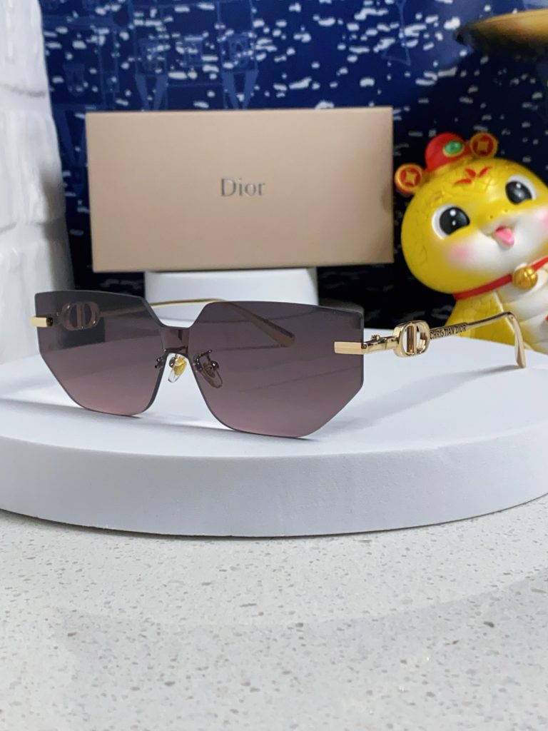 Diorのサングラスは手持ちの上着に合うかで考える