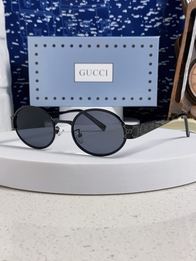 駅まで歩く日に見る、GUCCI楕円サングラスの軽さと色味