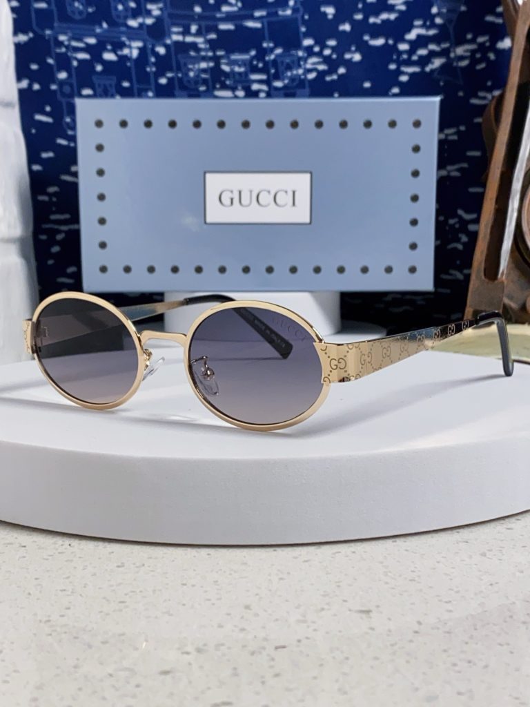 コートの日の移動で邪魔になりにくいGUCCIのサングラス