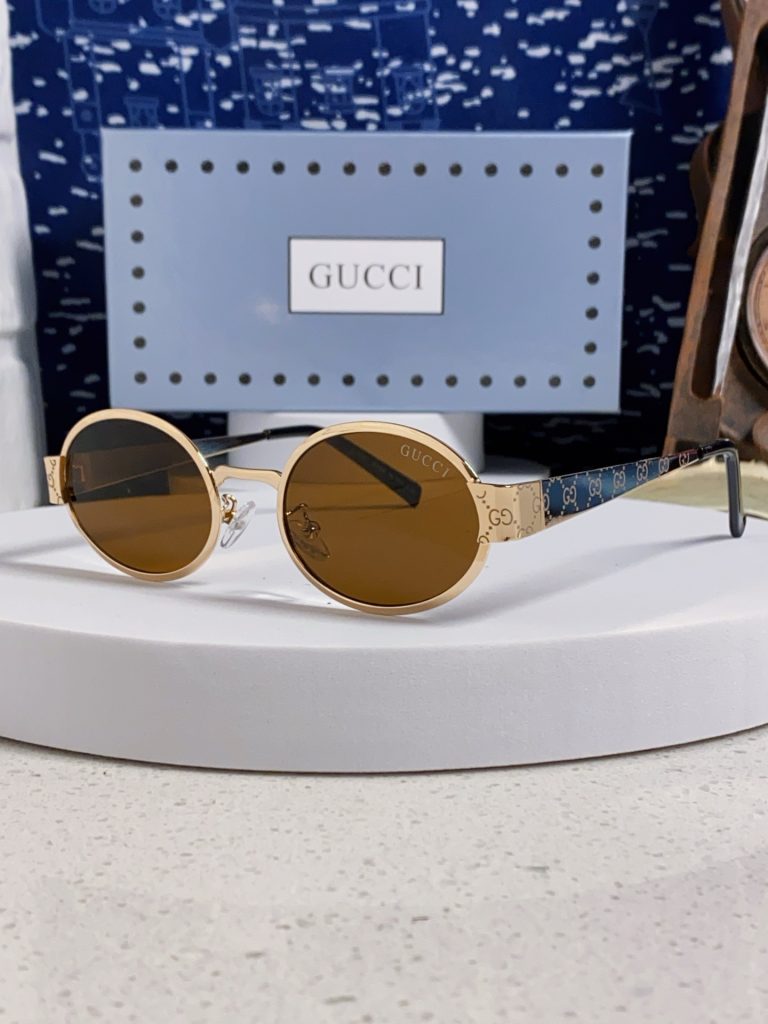 夜の外出の服に合わせるならGUCCIのブランド小物は素材感重視