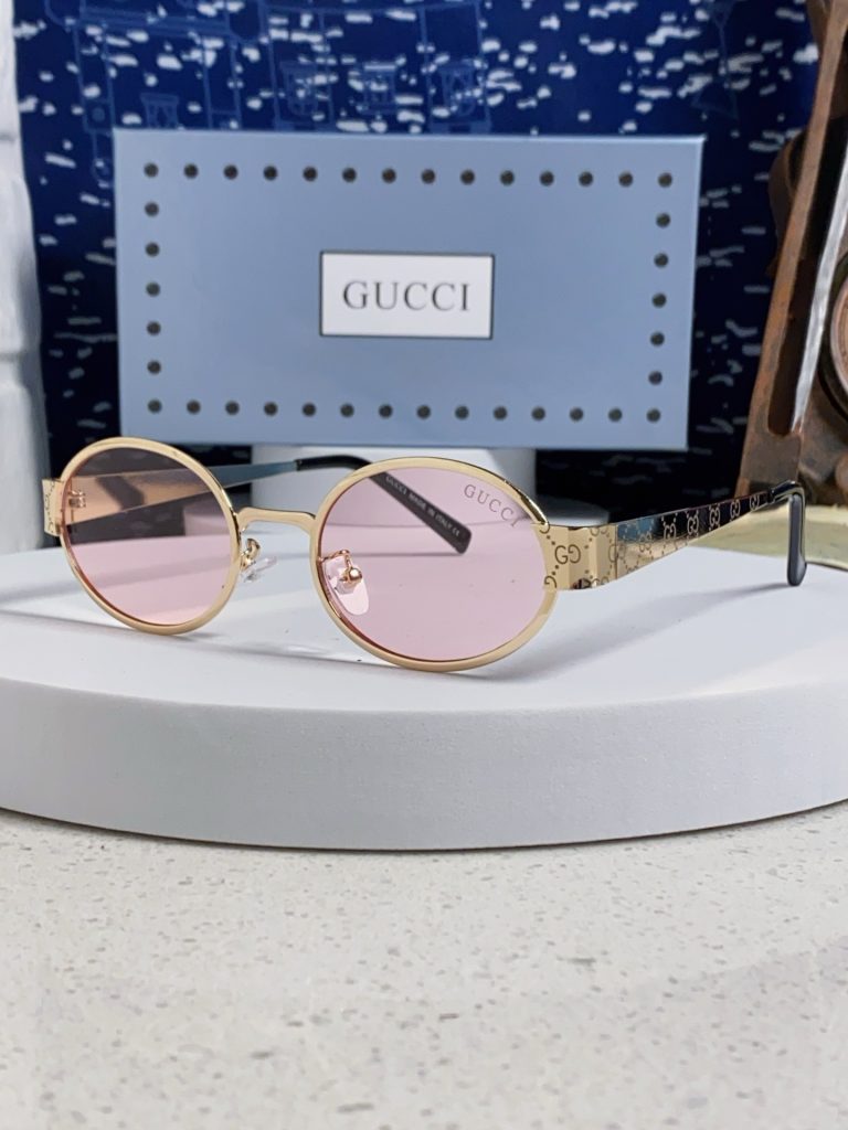 家族との外出の日、GUCCIのサングラスは収納で差が出る