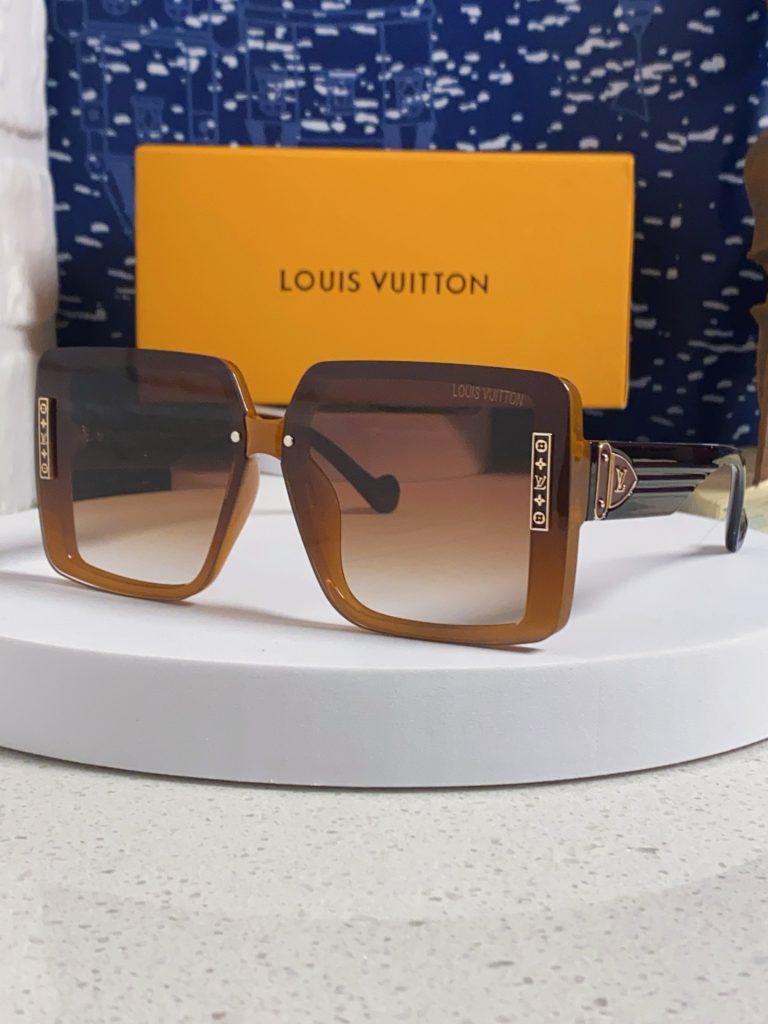 旅行の服に合わせるならLOUIS VUITTONのブランド小物は歩く時の収まり重視