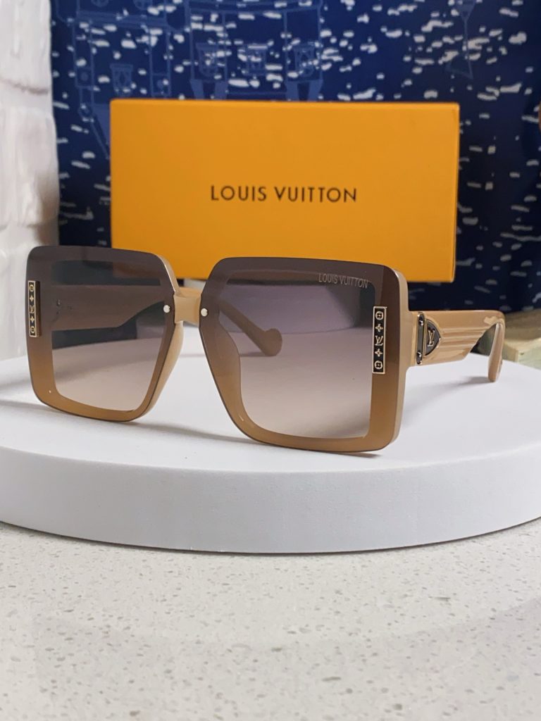 LOUIS VUITTON ルイヴィトン サングラス 大きなフレーム 偏光レンズ レディース…｜カフェに使いやすいバッグを写真で確認