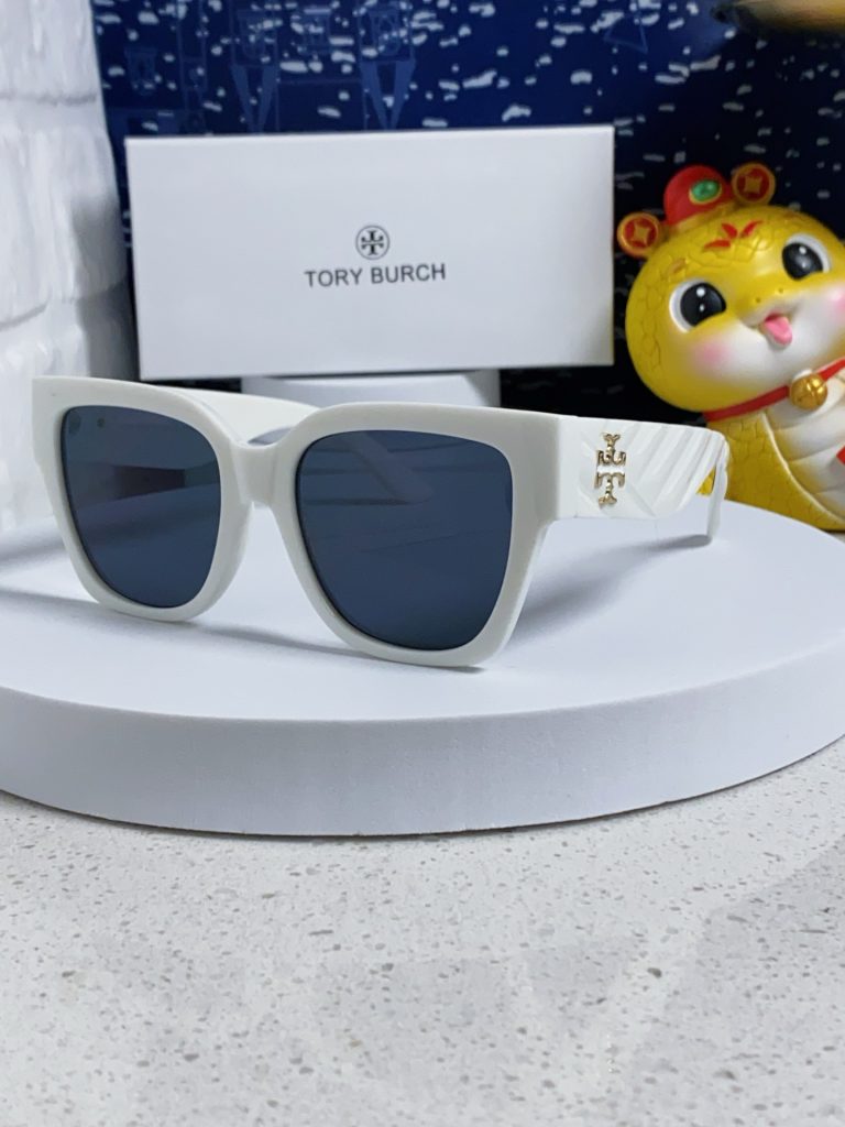 週末の日、TORY BURCHのサングラスは服との距離感で差が出る