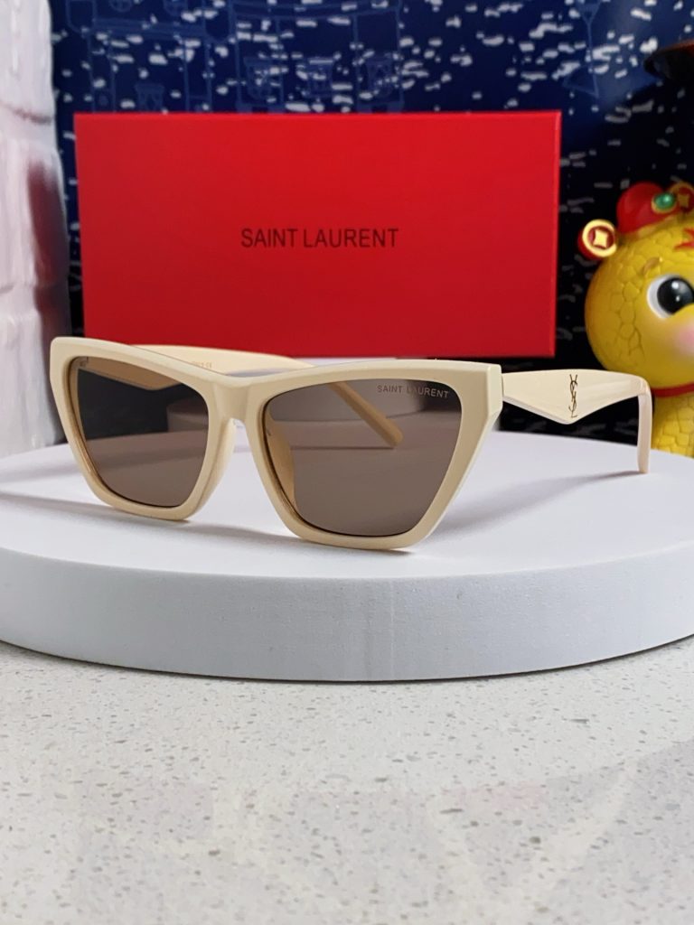 SAINT LAURENTのサングラスはサイズまで見ると選びやすい