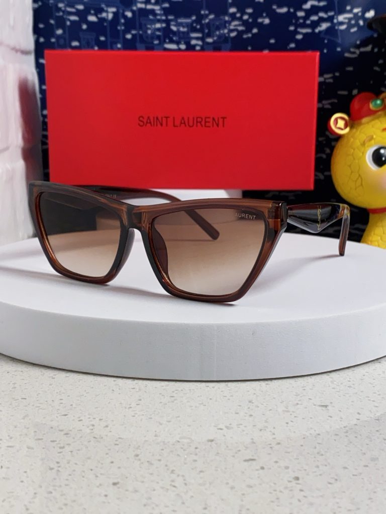 カフェに寄る日で見るSAINT LAURENTのブランド小物の歩く時の収まり