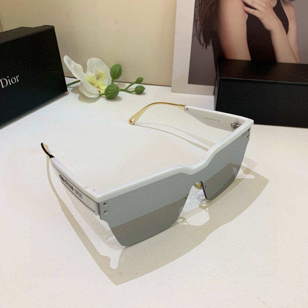 DIOR ディオール サングラス フレーム レディース メンズ ブランド小物｜通勤の日に毎日に合わせるポイント