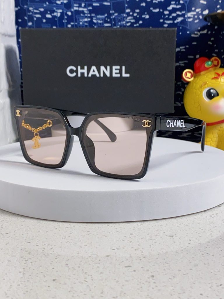 CHANEL シャネル レディースサングラス フレームにCHANELロゴ チェーン付き ブラ…｜休日に使いやすいファッションアイテムを写真…
