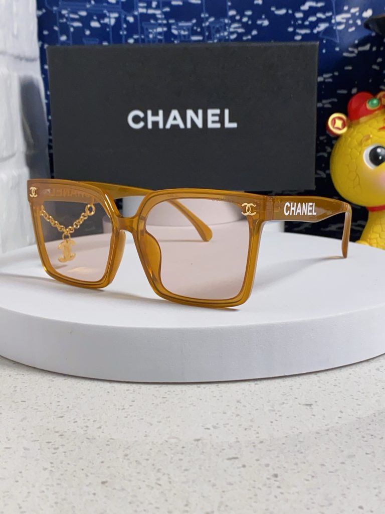 友人と会う日に持つなら重さも見たいCHANELのサングラス