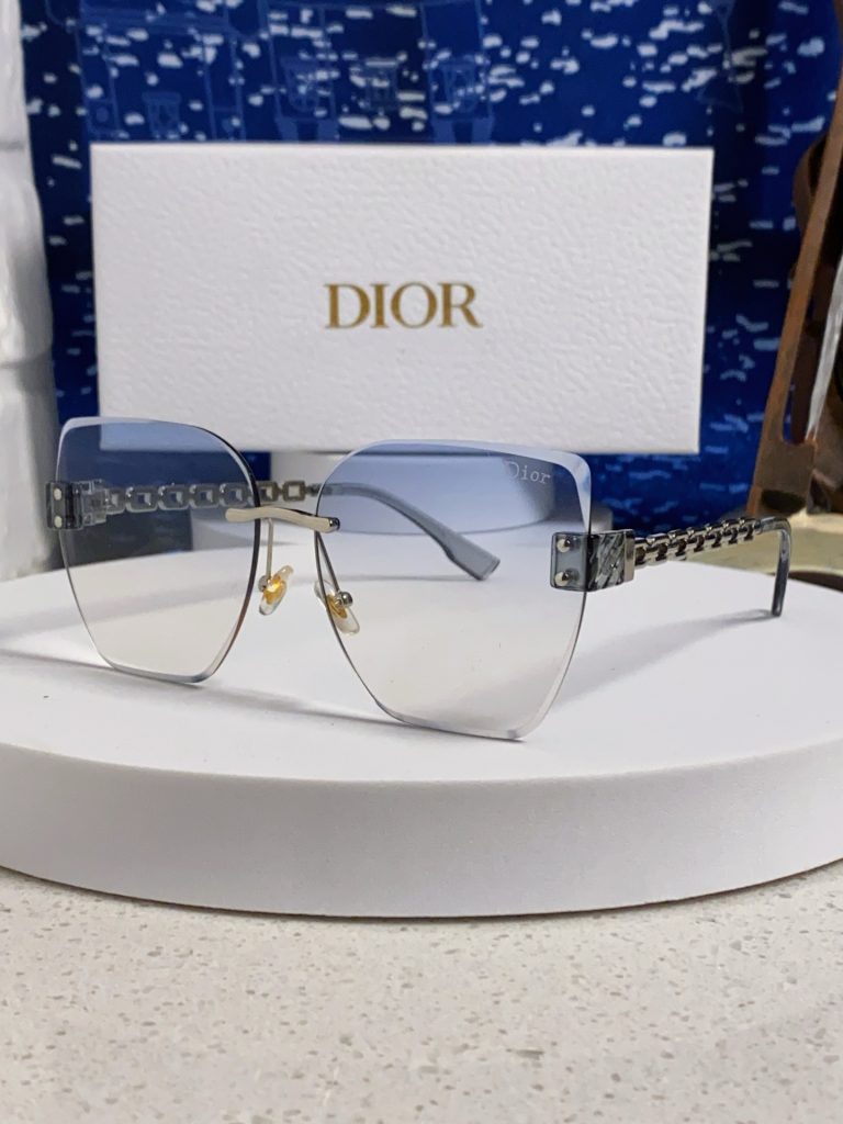 Diorのその他は価格・収納・合わせ方でどう見るか