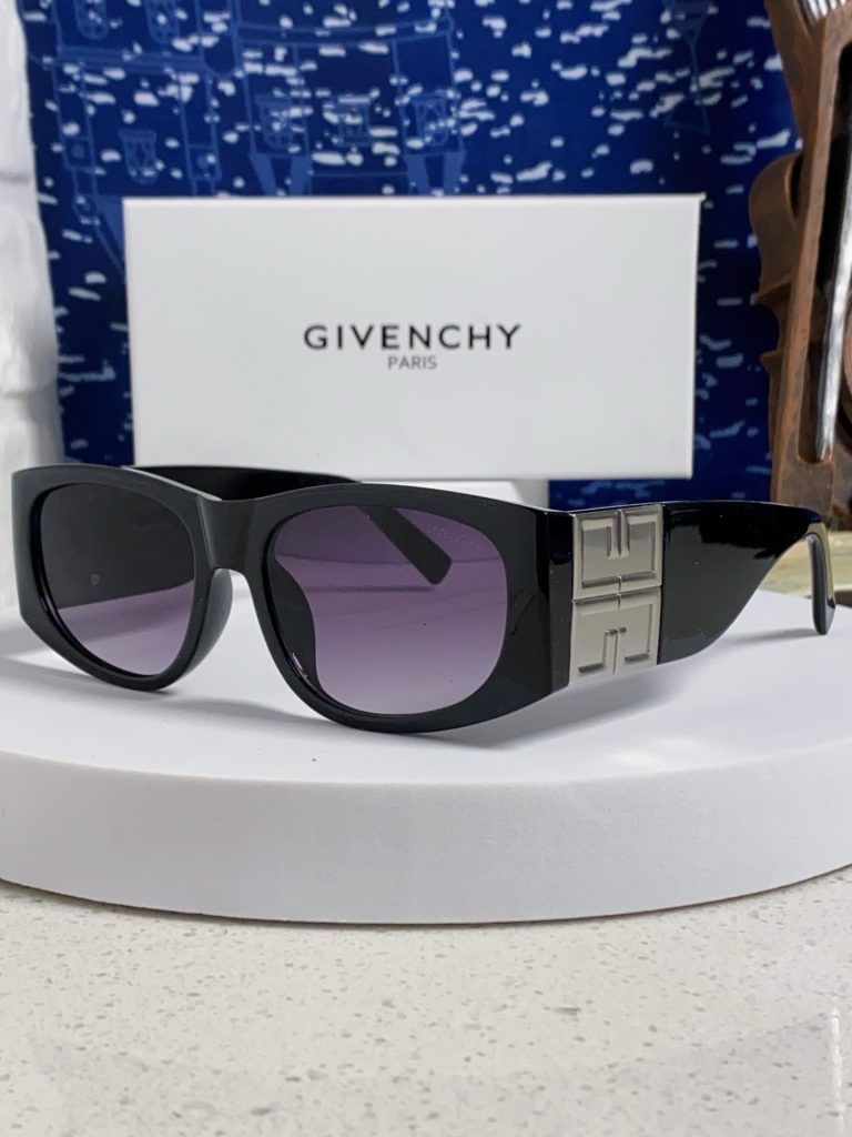 カフェに寄る日の荷物に合うGIVENCHYのブランド小物
