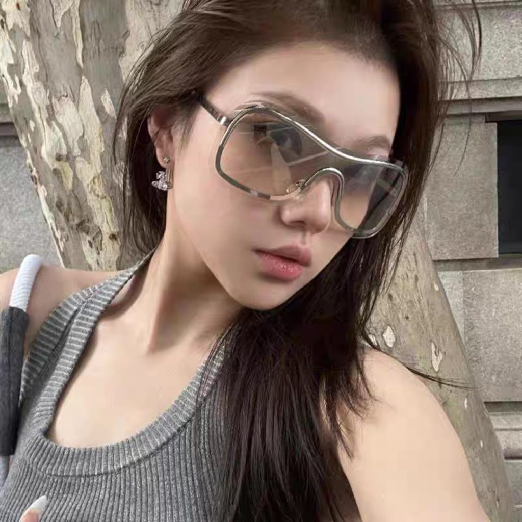 GUCCI サイドカット サングラスを写真で見る、普段着との合わせやすさ