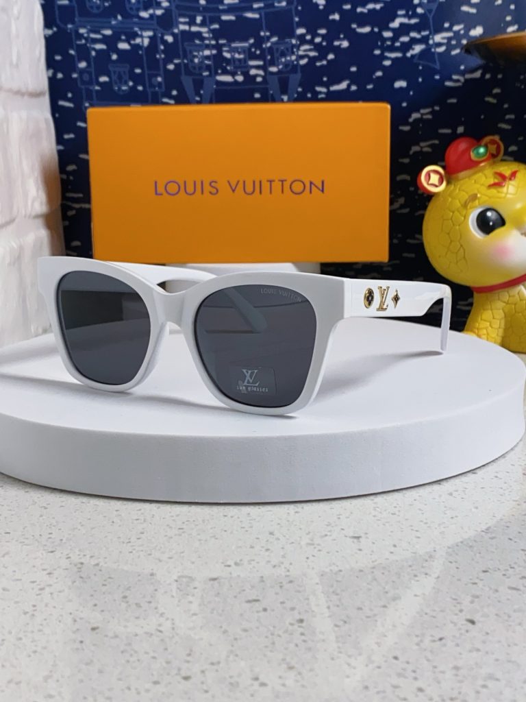 駅まで歩く日に浮きにくいLOUIS VUITTONのブランド小物を見分ける