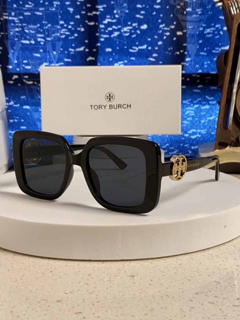 TORY BURCH トリー バーチ サングラス フラットシェイプ 大きめ レディース ブラ…｜休日に使いやすいファッションアイテムを写真…