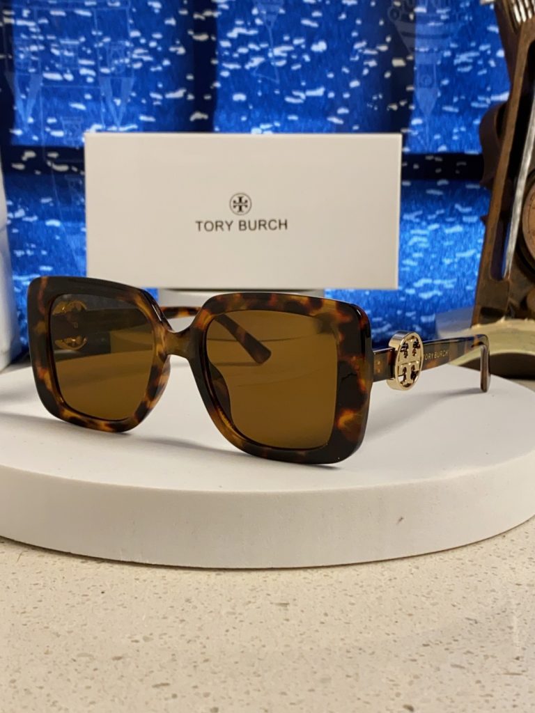 TORY BURCH トリー バーチ サングラス フラットシェイプ 通勤 レディース 全6色…｜休日に使いやすいファッションアイテムを写真…