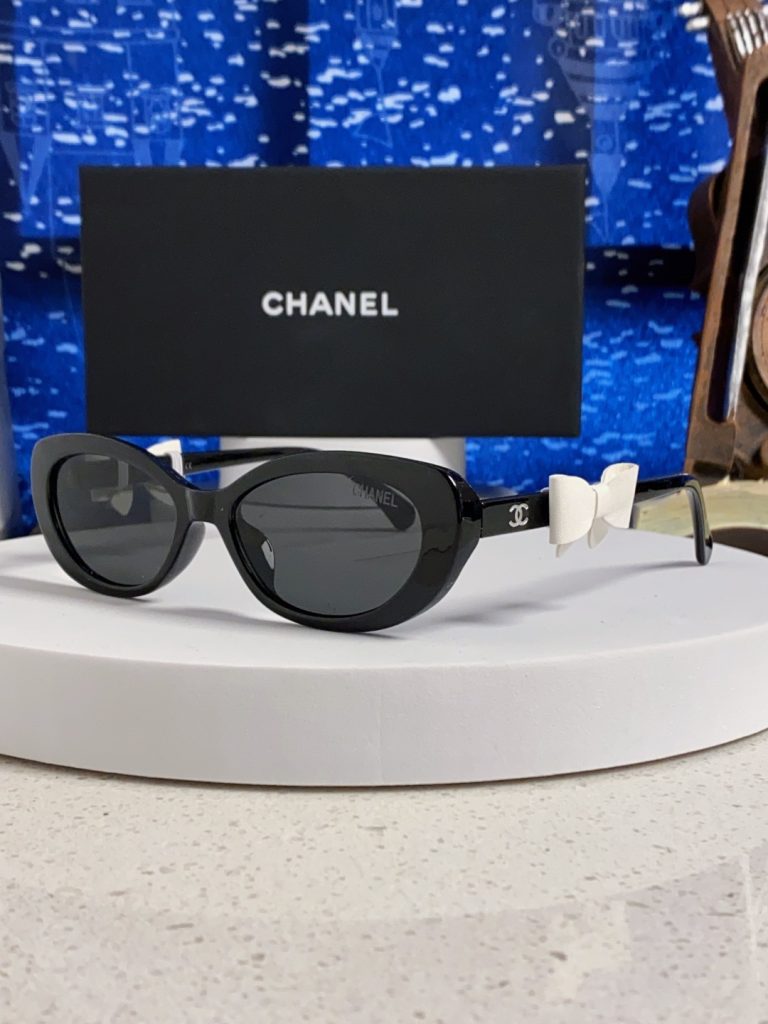 CHANEL シャネル サングラス フェイスリボン ブローチ かわいい ブランド小物|通勤の日に毎日に合わせるポイント