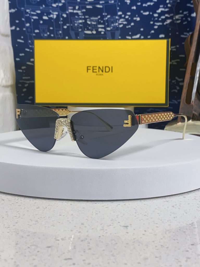 FENDI フェンディ サングラス フレームレス キャットアイ ブランド小物|通勤の日に毎日に合わせるポイント