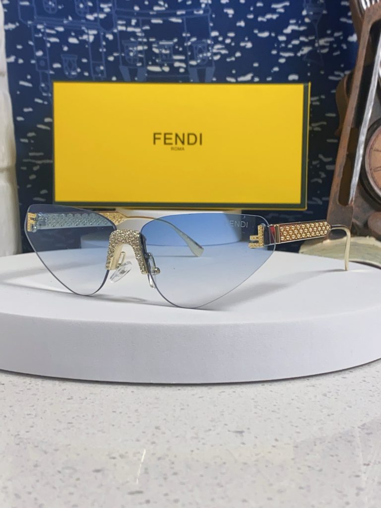 FENDI フェンディ フレームレスサングラス 2025年新作 ブランド小物｜仕事帰りに使いやすさを写真で整理