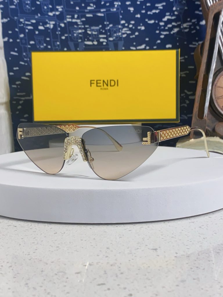 FENDI フェンディ サングラス フレームレス ファンシーフェイス ブランド小物｜ランチの日に写真で選び方を確認