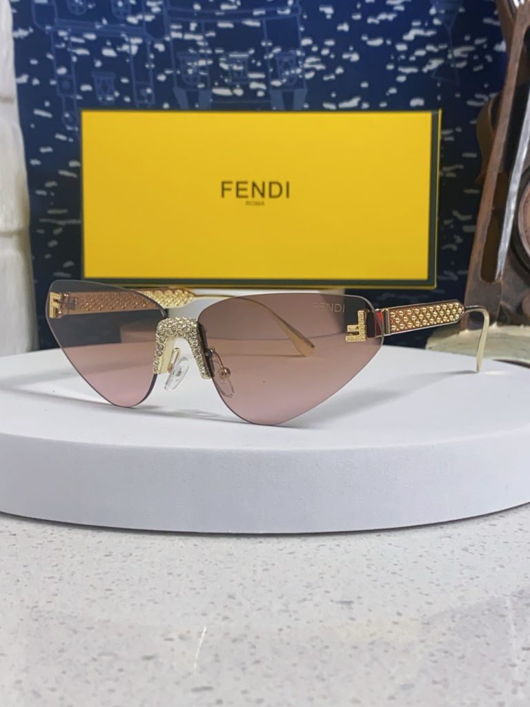 FENDI フェンディ サングラス キャットアイ 2025 新作 ブランド小物｜仕事帰りに使いやすさを写真で整理