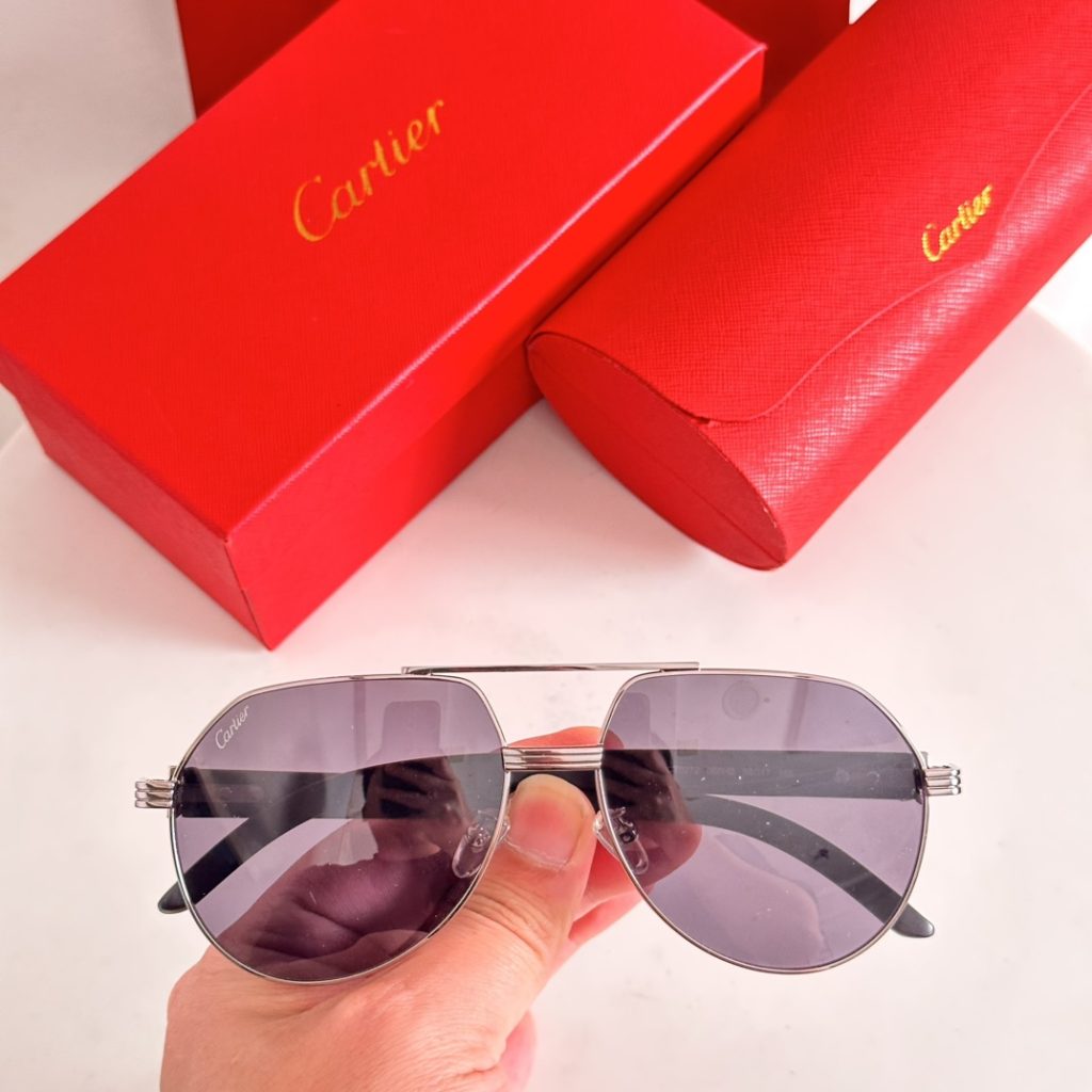 週末の軽装にも通勤のきれいめにも合う、Cartierサングラスの色と形