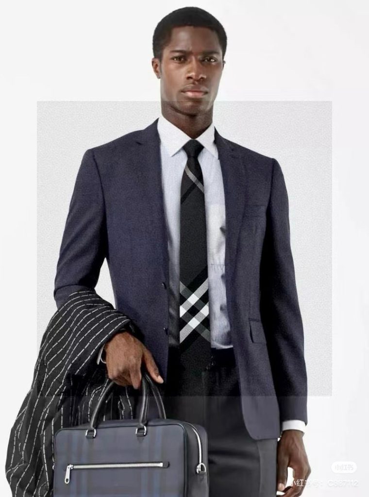 家族との外出に使いやすいBurberryのネクタイを探す
