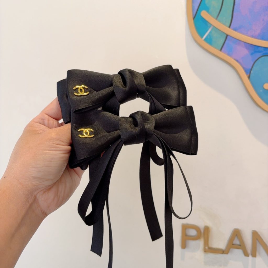 CHANEL シャネル ヘアクリップ ファッション ブランド 大ぶり かわいい ブラック｜通勤に使いやすい財布・小物を写真で確認
