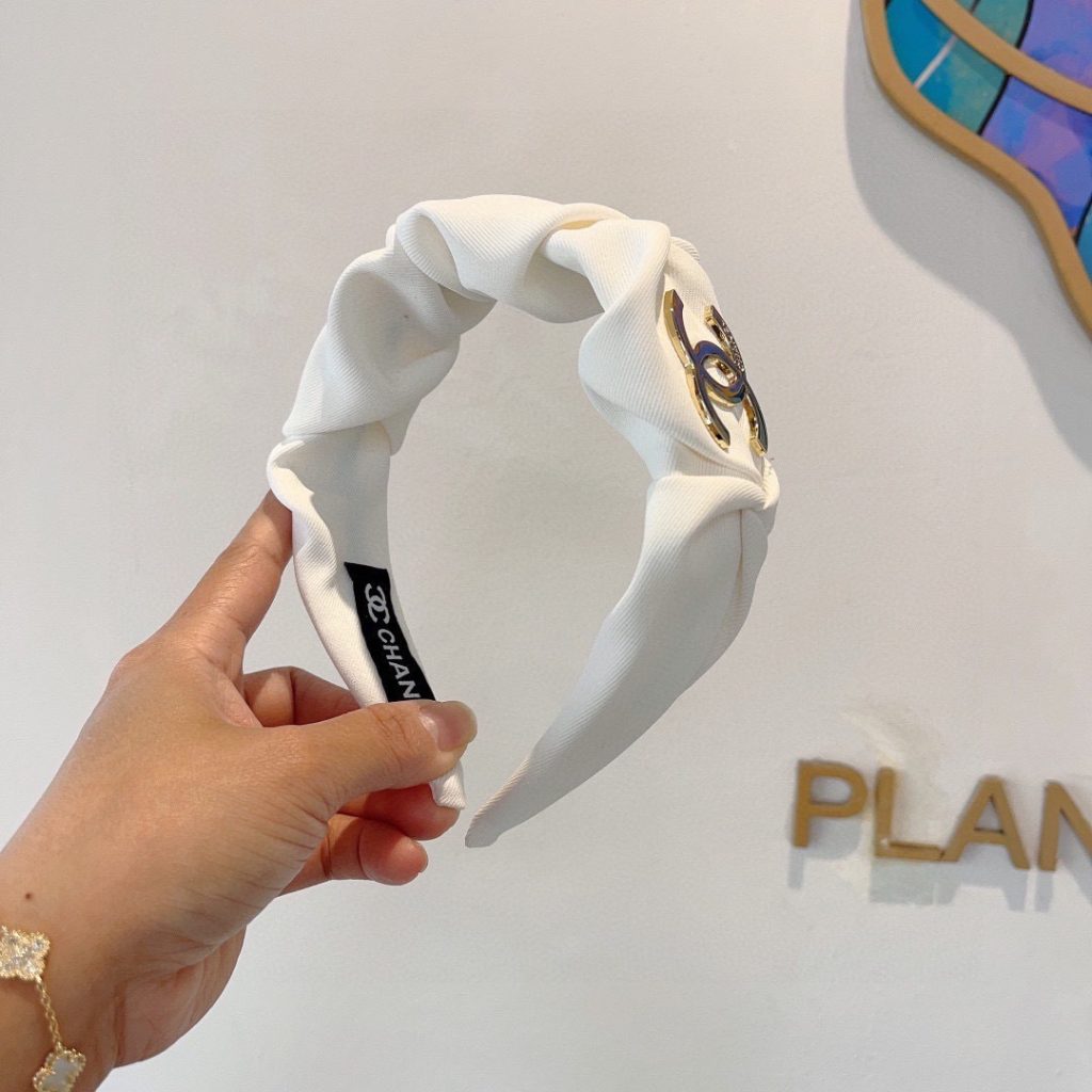CHANEL シャネル ヘアバンド プレーン シルク 8.jpg ブランド小物｜通勤の日に毎日に合わせるポイント