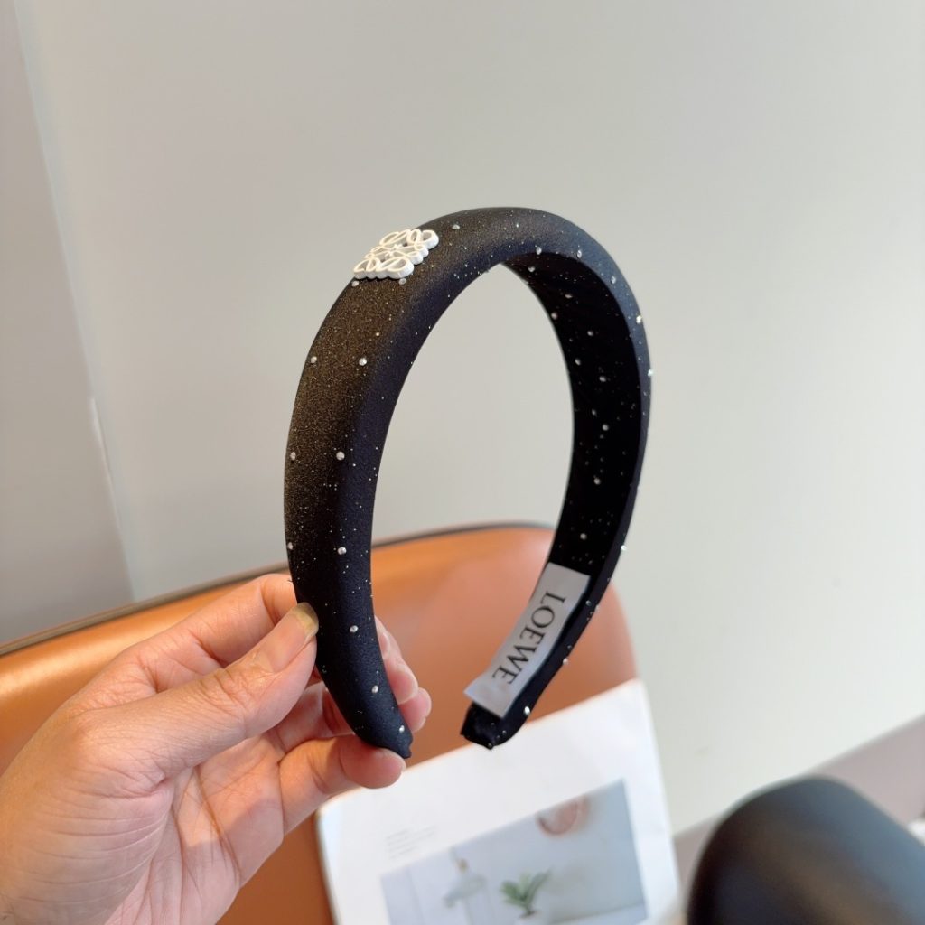 LOEWE ロエベ ヘアアクセント ファッション ブランド ブラック ベージュ 全2色｜ギフトに使いやすい財布・小物を写真で確認