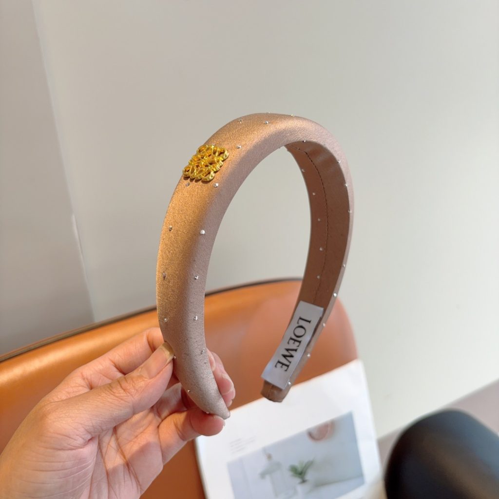 LOEWE ロエベ ヘッドバンド プレミアムデザイン シルク素材 ブラック ベージュ 全2色｜ランチに使いやすい財布・小物を写真で確認