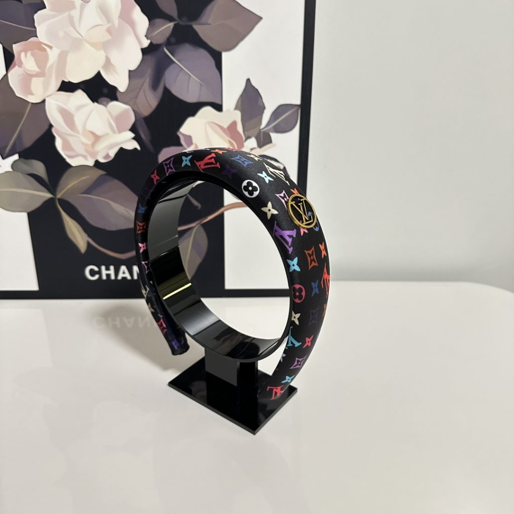 LOUIS VUITTON ルイヴィトン ヘアバンド ファッション ブランド 2色展開 ブランド小物｜通勤の日に毎日に合わせるポイント