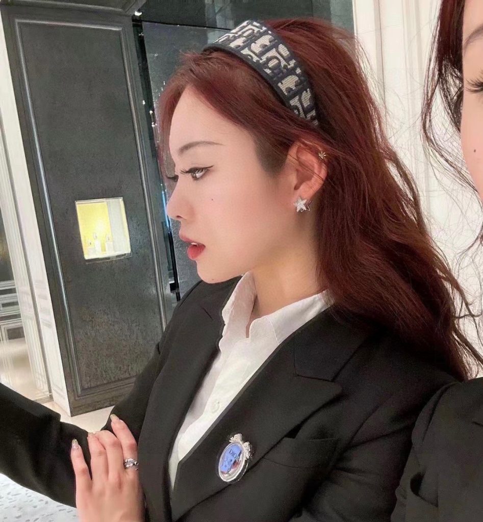 DIOR ディオール ヘアアクセサリー 通勤 ディオールロゴ ブランド小物｜ランチの日に写真で選び方を確認