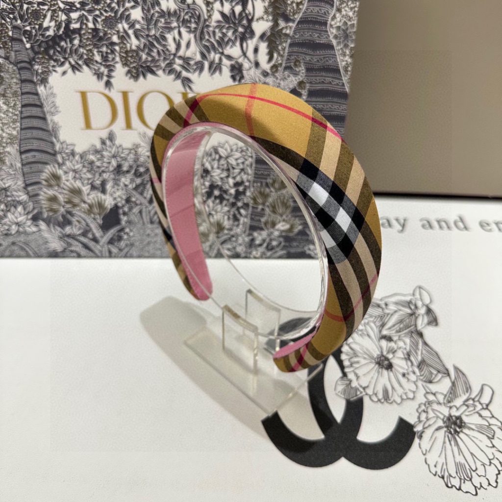 BURBERRY バーバリー ヘアバンド チェック柄 ピンク ベージュ 全2色 ブランド小物｜ギフト選びで予算内で見たいポイント